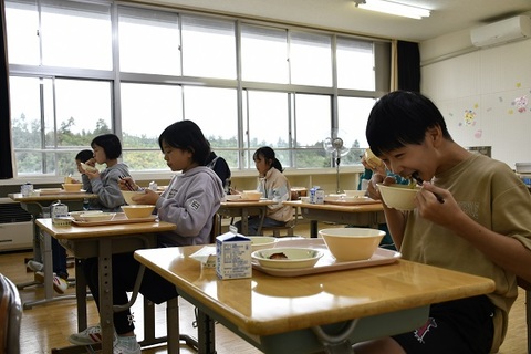 10.6常盤小収穫祭給食